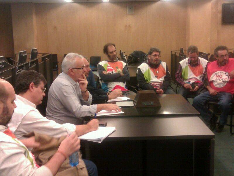 Imagen de la reunión de Cayo Lara con la Plataforma en Defensa de las Radio Televisiones Públicas y miembros de los comités de empresa de la Radio Televisión Valenciana, RTVE, Tele 5 y de RTVM.